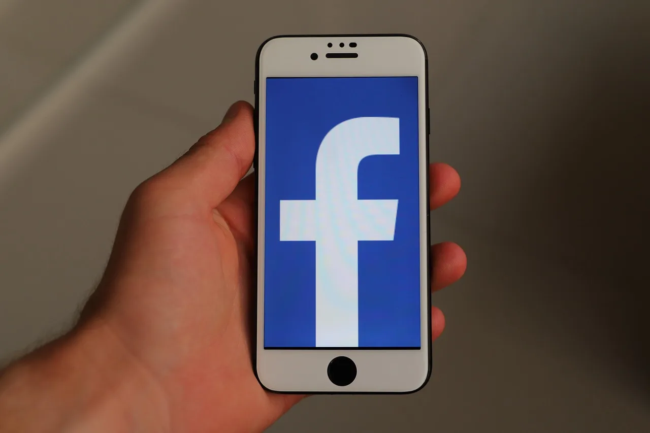 iphone, smartphone, social media, phone, mobile phone, icon, display, app, social networks, internet, social snapchat. Dental social media: workflows and safeguards